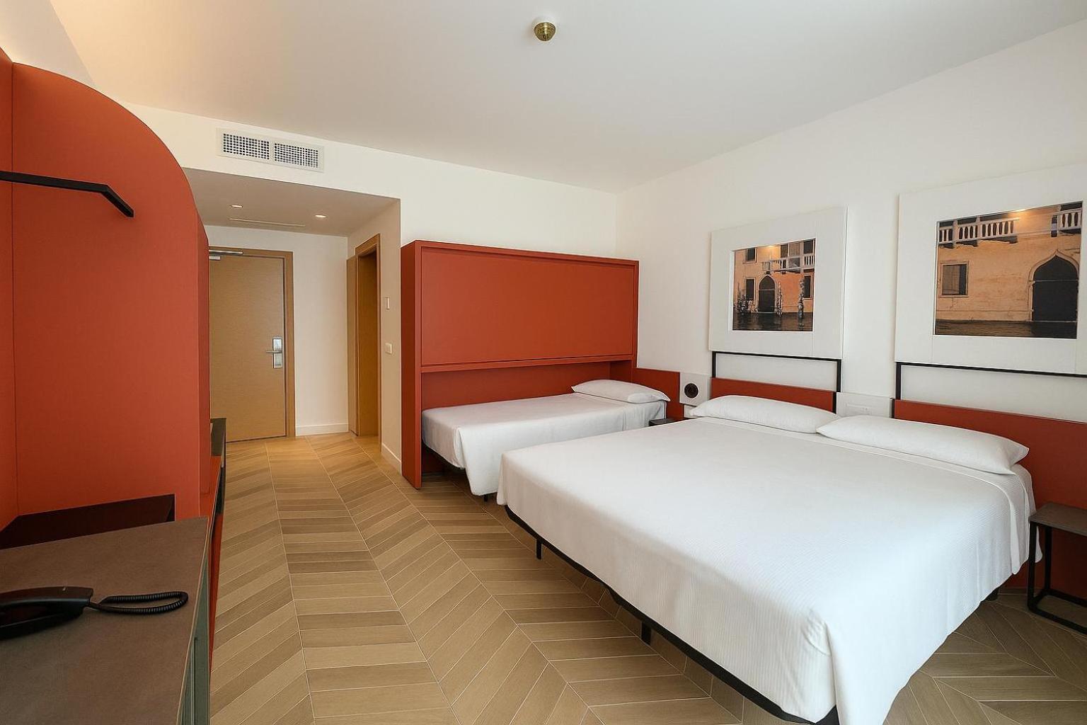 Laguna Hotel 3*